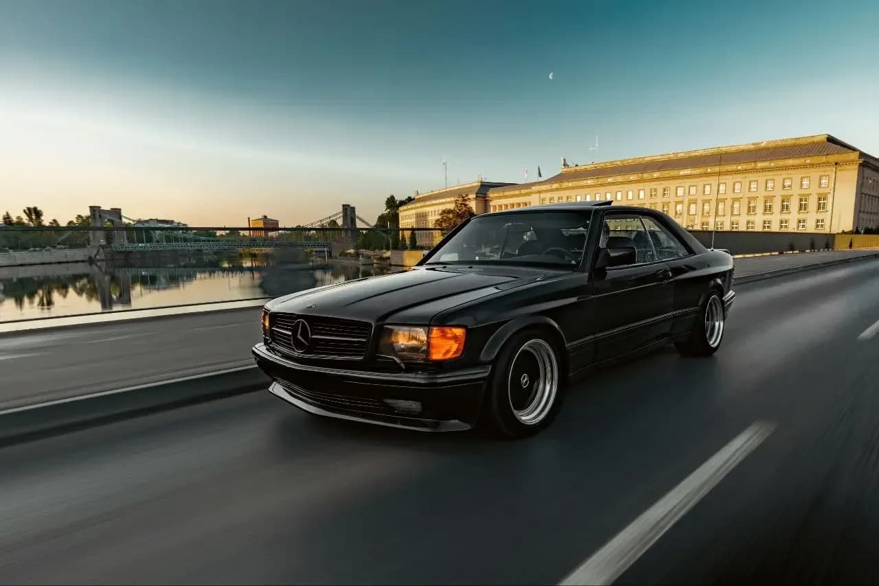 Mercedes-Benz 560 SEC Widebody — Nocna sesja na moście