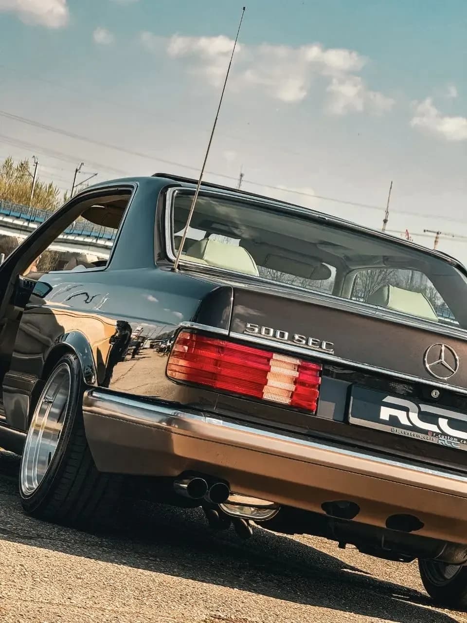 Mercedes-Benz 500 SEC — Tył nad wodą