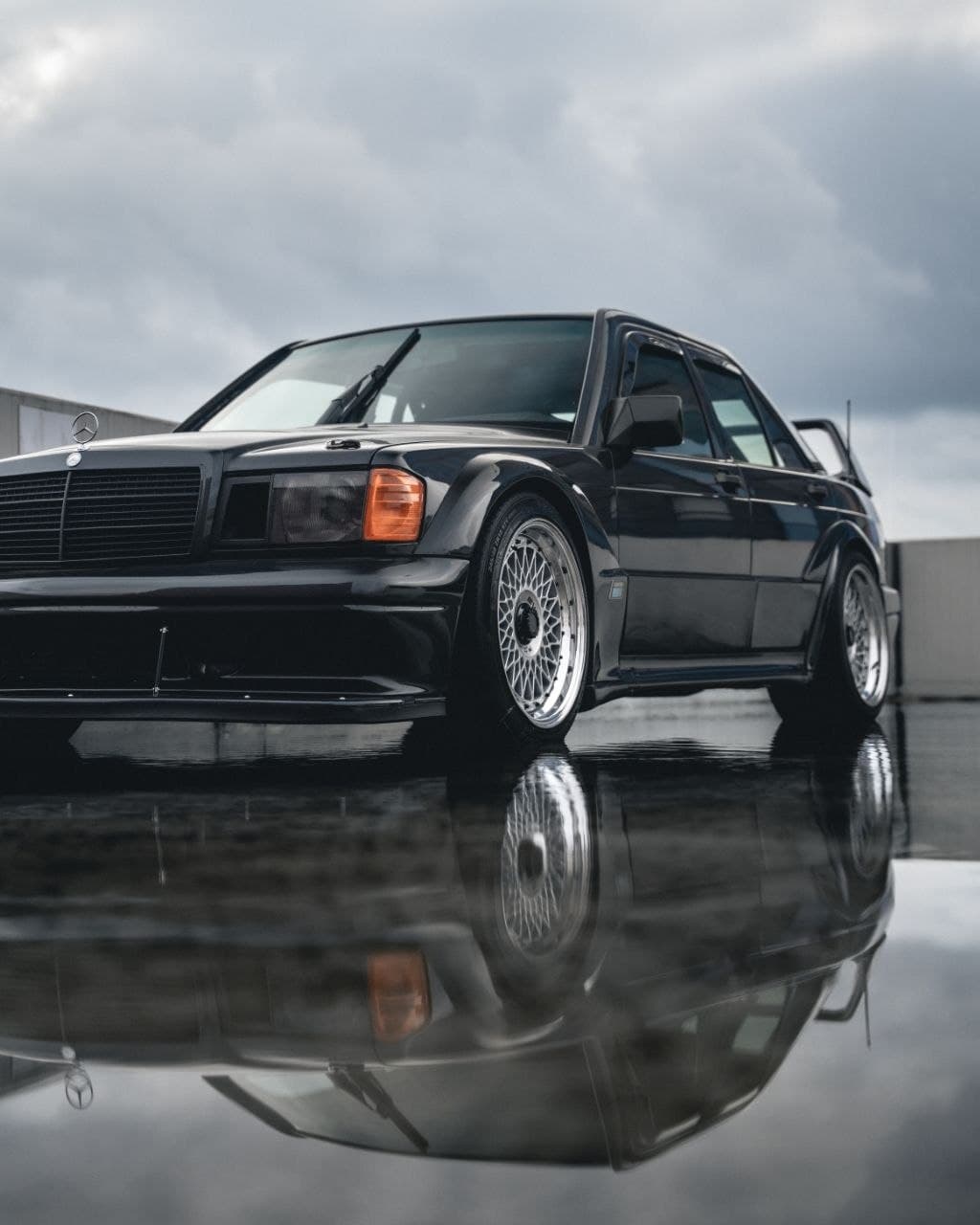Mercedes-Benz W201 190E — Odbicie w wodzie