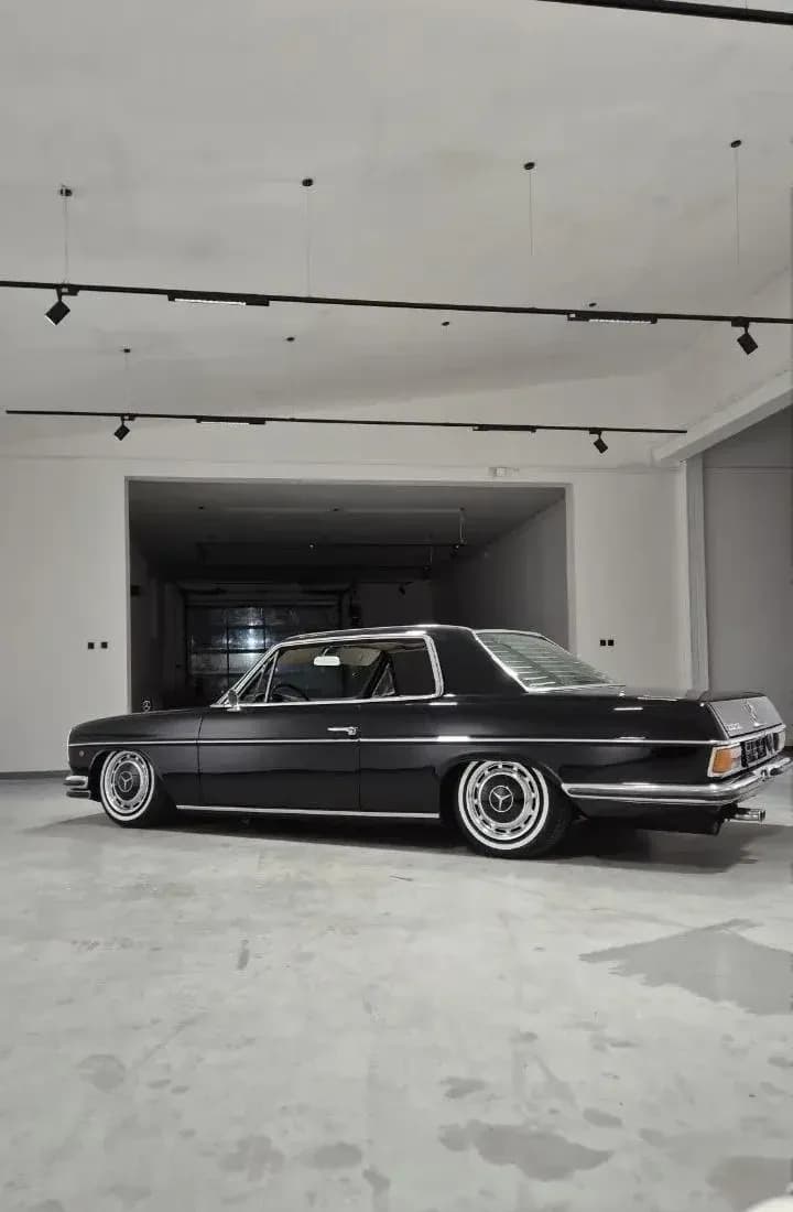 Mercedes-Benz W114 Coupe — Stan salonowy